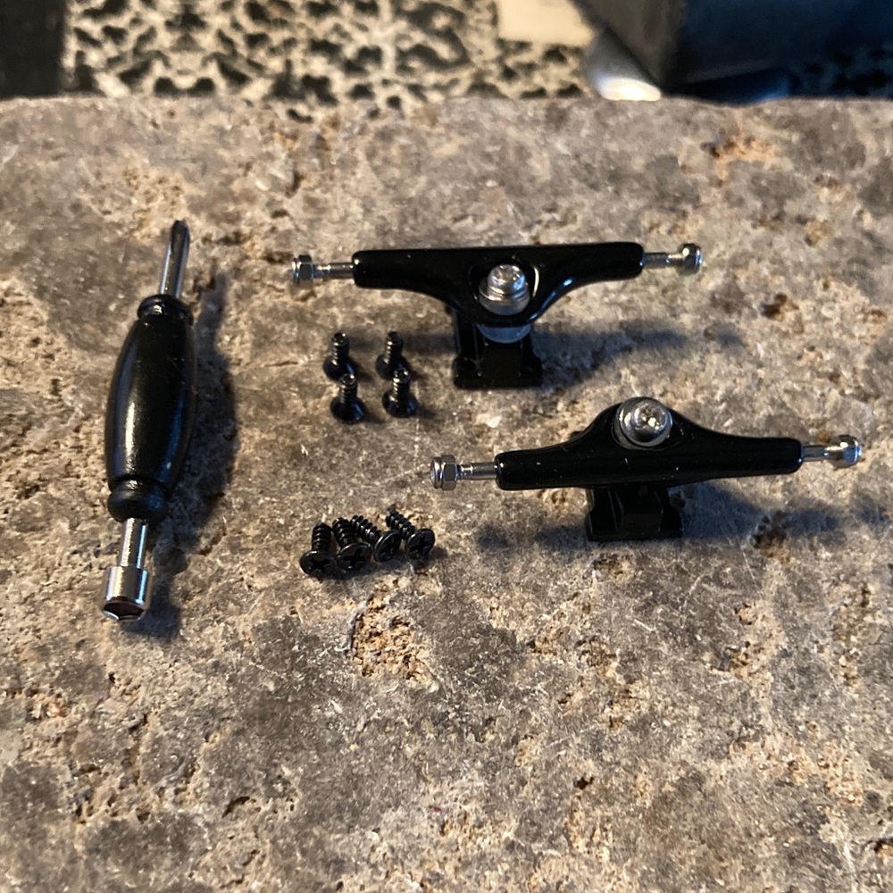 34mm reverse kingpin fingerboard trucks